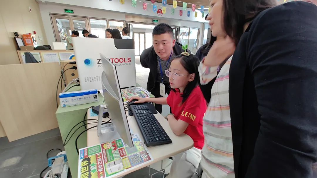 188博金宝网页官网为小朋友们讲解了扫描电镜的基本原理和构造